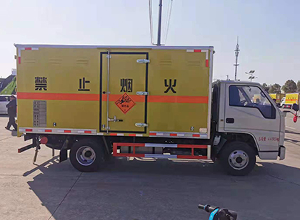 山阴爆破器材运输车技术升级与安全合规新趋势